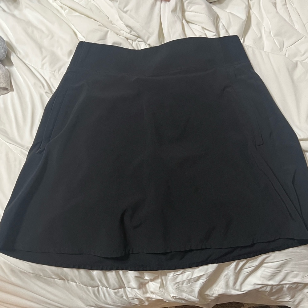 Athleta Classic Black Skort with 6 pockets! 4 zipped.